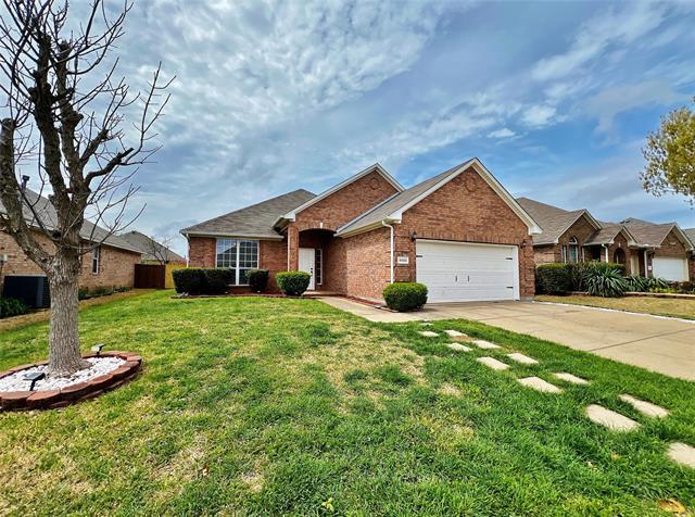 8000 Ranchvale Ln in Arlington, TX - Building Photo