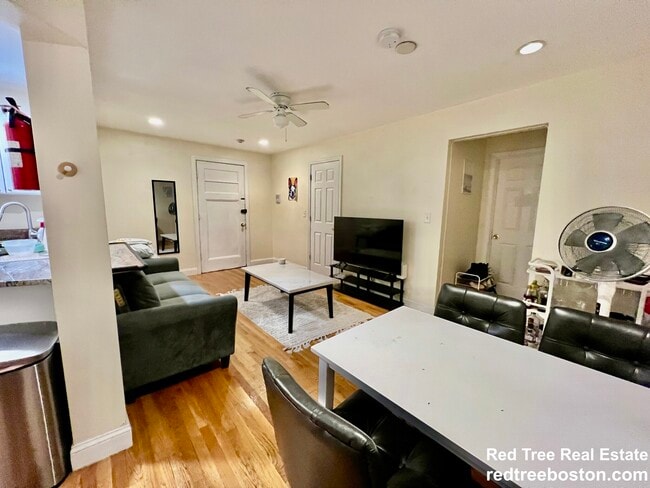 62 Egmont St in Brookline, MA - Foto de edificio - Building Photo