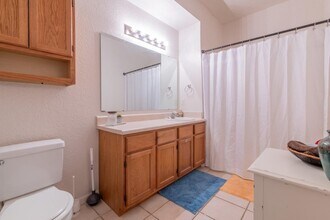 Chase Court in Lawrence, KS - Foto de edificio - Building Photo