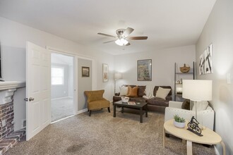 604 NE Ash St in Lee's Summit, MO - Foto de edificio - Building Photo