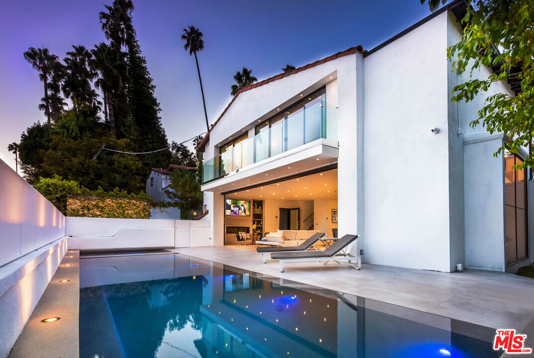 9331 Doheny Rd in Beverly Hills, CA - Building Photo