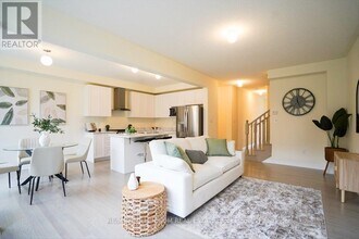 20 Littlewood Dr in Whitby, ON - Building Photo - Building Photo