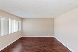 800 Meyer Lane in Redondo Beach, CA - Foto de edificio - Building Photo