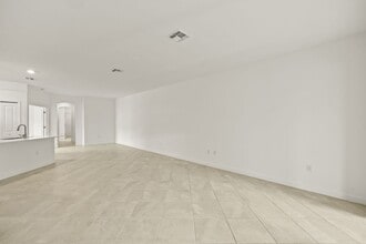 9077 Leatherwood Loop in Lehigh Acres, FL - Foto de edificio - Building Photo