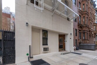 2 W 90th St in New York, NY - Building Photo - Building Photo