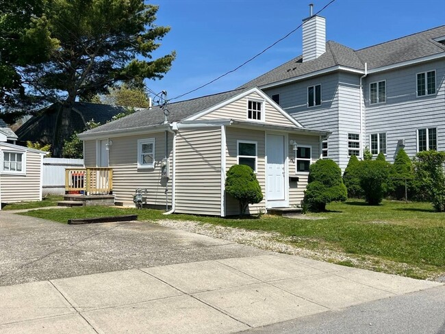 29 Grove St in Fairhaven, MA - Foto de edificio - Building Photo