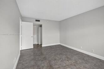 3050 NE 16th Ave, Unit 407 in Oakland Park, FL - Building Photo - Building Photo