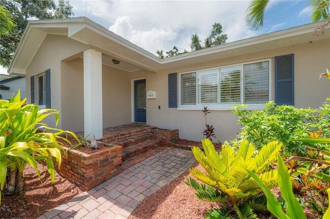 4620 W Beach Park Dr in Tampa, FL - Building Photo - Building Photo