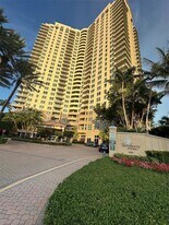 19501 W Country Club Dr, Unit 1712 in Aventura, FL - Building Photo