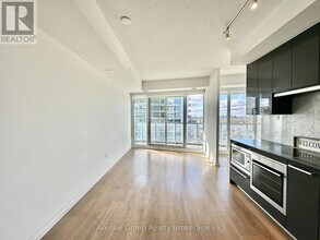 115 McMahon Dr in Toronto, ON - Building Photo - Building Photo