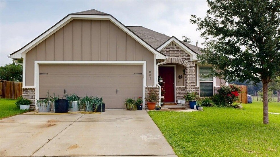803 Meadow Brook Dr, Unit 4 in Caldwell, TX - Building Photo
