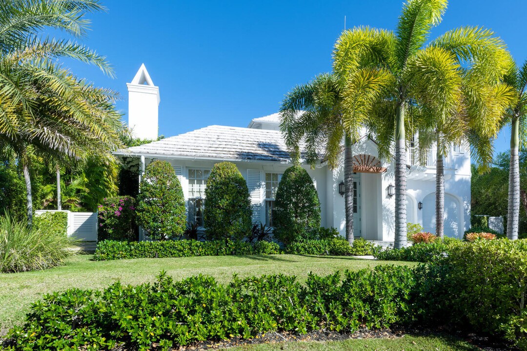 225 Arabian Rd in Palm Beach, FL - Building Photo
