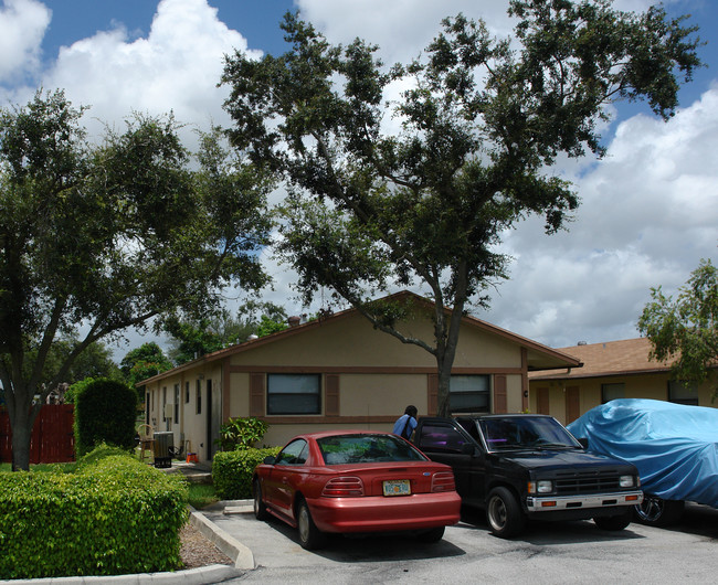 5619 Mckinley St in Hollywood, FL - Foto de edificio - Building Photo