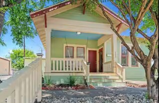 102 W 5th St in Taylor, TX - Building Photo