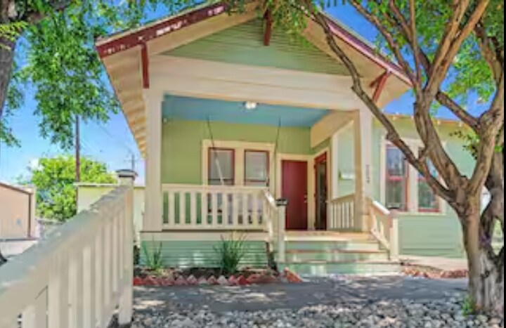 102 W 5th St in Taylor, TX - Building Photo