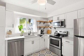 6442 Colonial Dr in Sarasota, FL - Building Photo - Building Photo