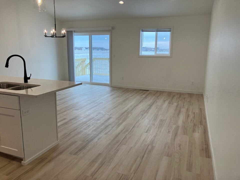 825 5th St SE in Mayville, ND - Building Photo