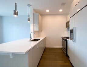 65 Lewis St in Boston, MA - Building Photo - Building Photo