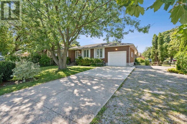 13 Derby Ln in St Catharines, ON - Building Photo - Building Photo