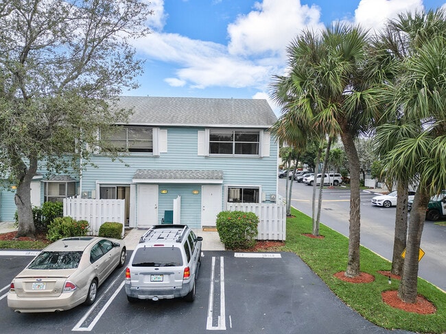 2757 NE 15th St in Pompano Beach, FL - Foto de edificio - Building Photo