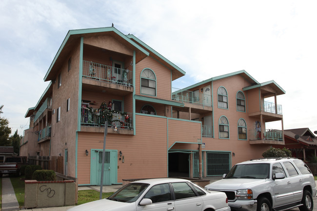 Cherry Heights Apartments in Long Beach, CA - Building Photo - Building Photo