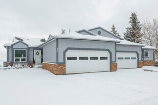 Horizon Village North Haven in Calgary, AB - Building Photo