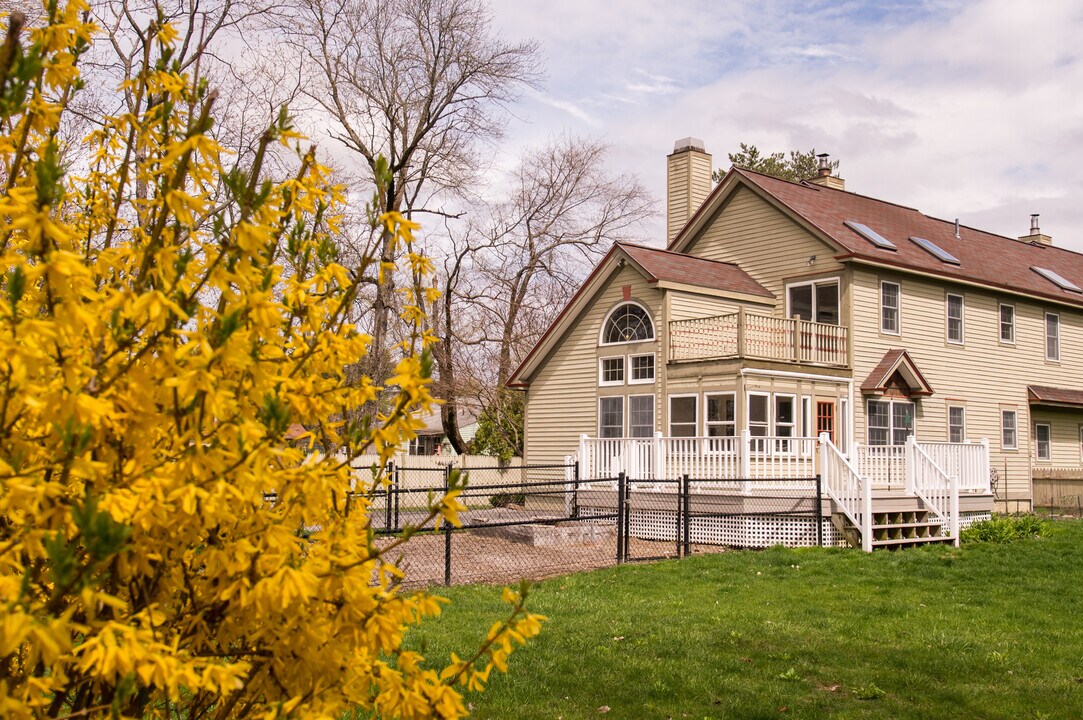 1439 NY-9P in Saratoga Springs, NY - Building Photo