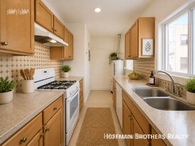2533 1/2 Hillcrest Dr in Los Angeles, CA - Building Photo