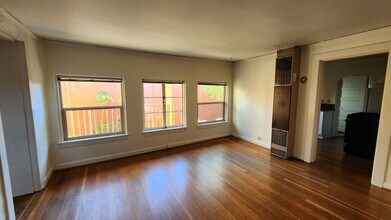 5244-5308 NE Wistaria Drive in Portland, OR - Building Photo - Building Photo