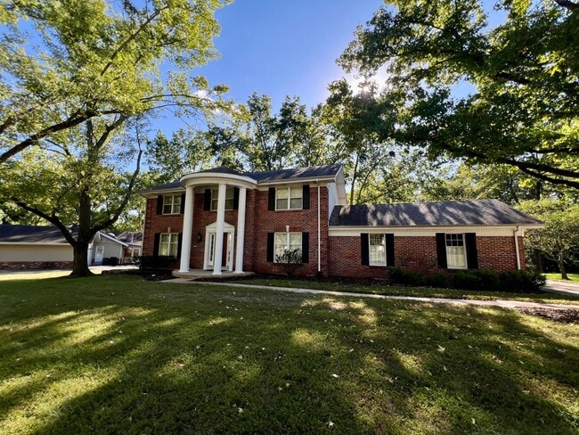 1685 Lochcrest Dr in Chesterfield, MO - Building Photo - Building Photo
