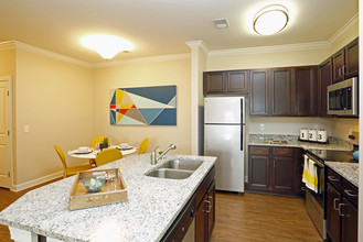 Fairway Village at Stoney Creek in Whitsett, NC - Foto de edificio - Interior Photo