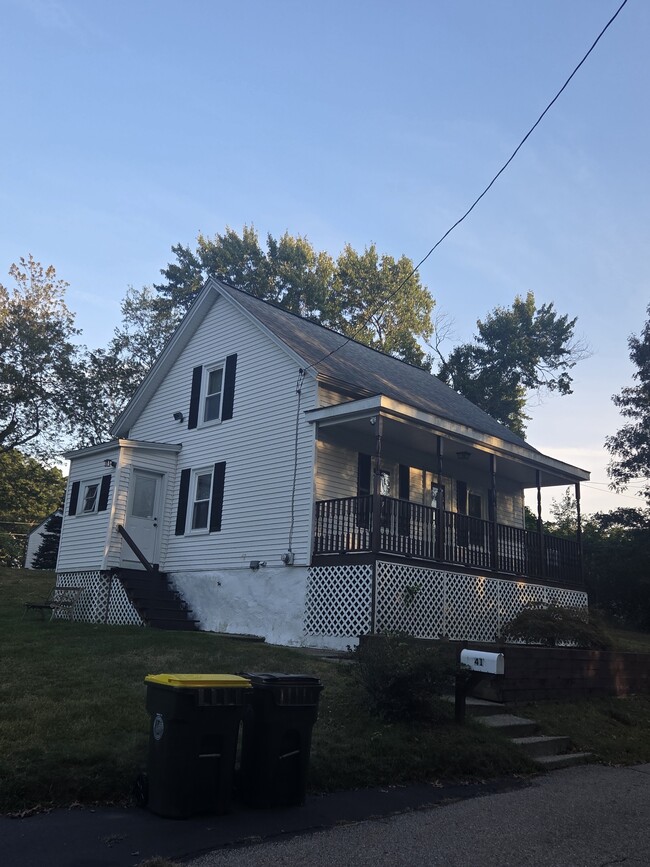 41 Lawrence St in Bellingham, MA - Building Photo - Building Photo