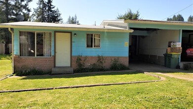 11766 Walnut Ave in Mapleton, OR - Building Photo - Building Photo