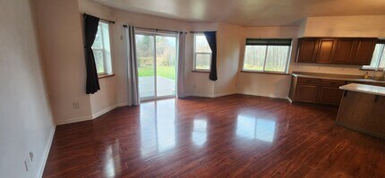 1295 Toolik Dr in North Pole, AK - Foto de edificio - Building Photo