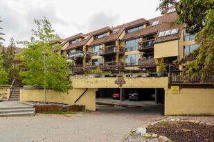 442 Banff Av in Banff, AB - Building Photo