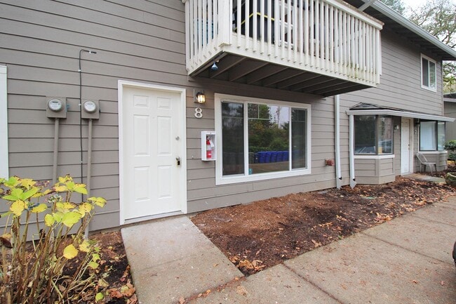 5704 SW Beaverton Hillsdale Hwy in Portland, OR - Foto de edificio - Building Photo