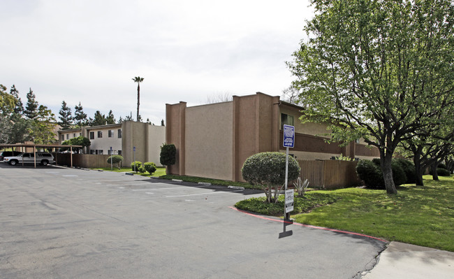 Parkdale Apartments in Escondido, CA - Foto de edificio - Building Photo