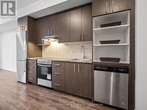 10 Esplanade Ln in Grimsby, ON - Building Photo - Building Photo