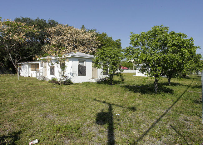 13780-13810 Highlands Dr in Miami, FL - Building Photo - Building Photo