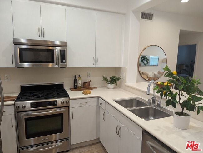 7100 Playa Vista Dr in Los Angeles, CA - Building Photo - Building Photo