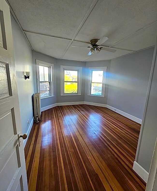 24 Chapman St, Unit #1 in Beverly, MA - Building Photo - Building Photo