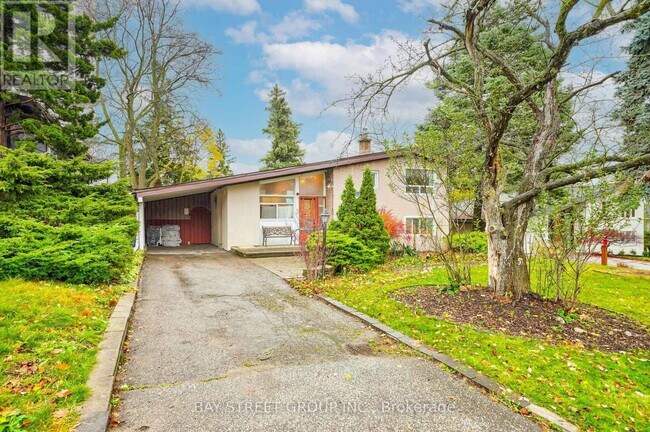 5 Cottonwood Dr in Toronto, ON - Building Photo - Building Photo