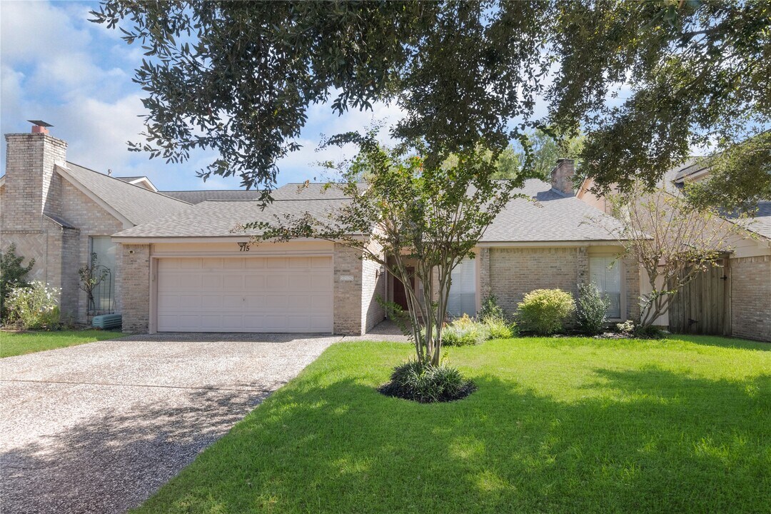 715 Trademark Pl in Houston, TX - Building Photo