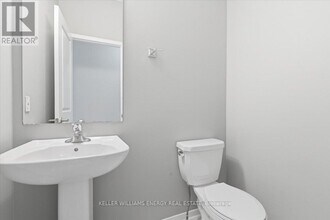 18 Rimrock Cres in Whitby, ON - Building Photo - Building Photo