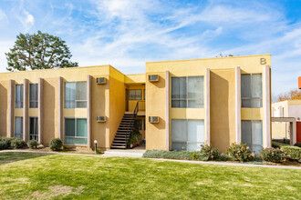 Sycamore Village in Fullerton, CA - Foto de edificio - Building Photo