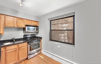 7608 N Rogers Ave in Chicago, IL - Building Photo - Building Photo