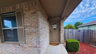 404 Golden Gate Dr in Leander, TX - Building Photo - Building Photo