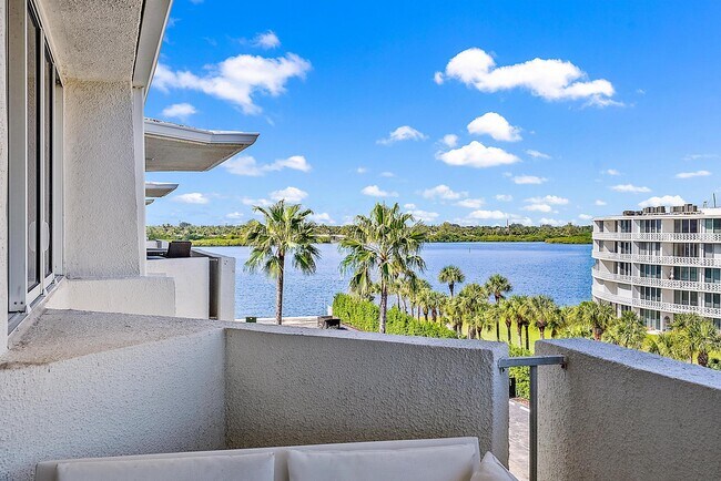 2773 S Ocean Blvd in Palm Beach, FL - Building Photo - Building Photo