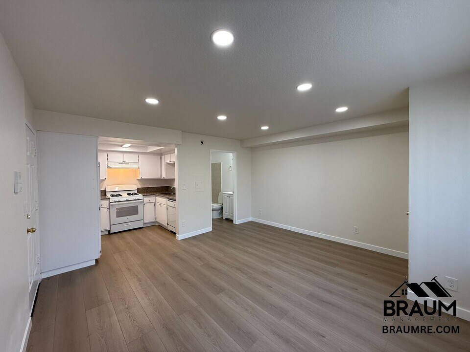 5245 Riverton Ave in Los Angeles, CA - Building Photo