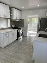 1386 NW 38th St in Miami, FL - Building Photo - Building Photo